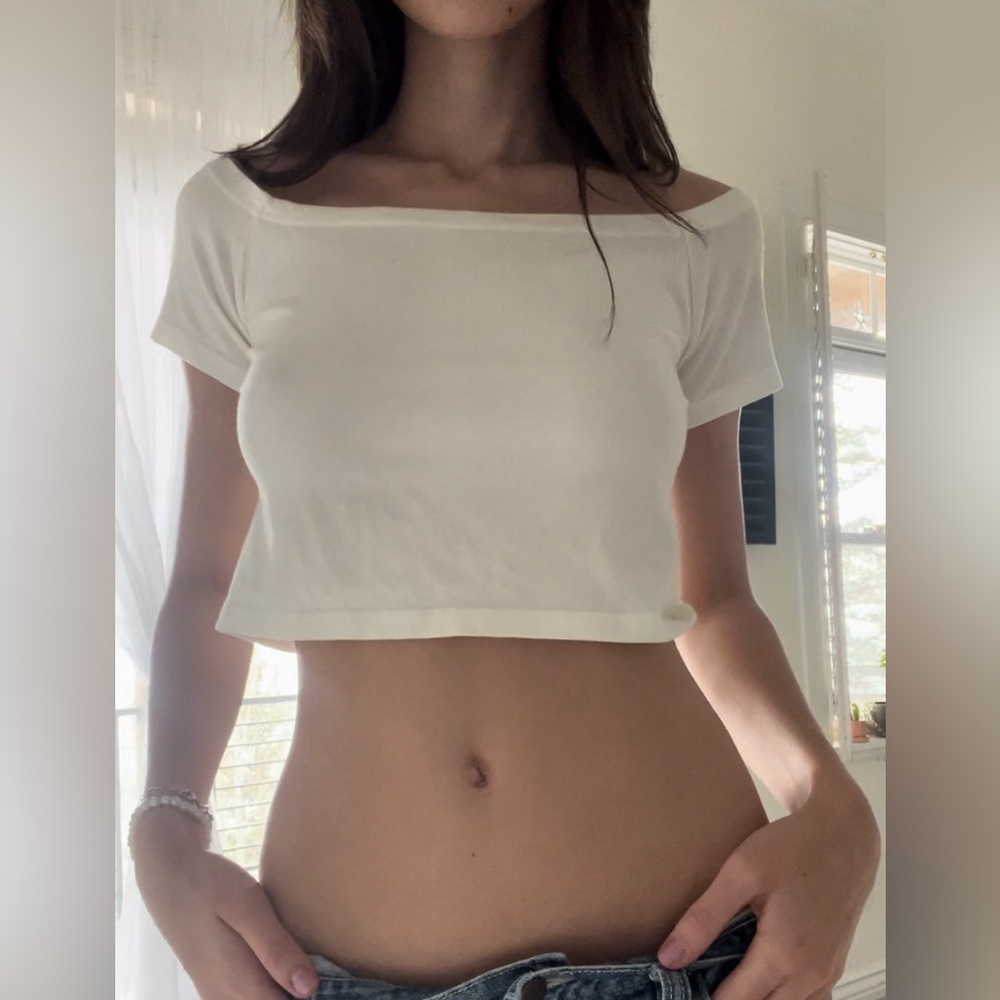 Very gorgeous, simple Brandy Melville top!!